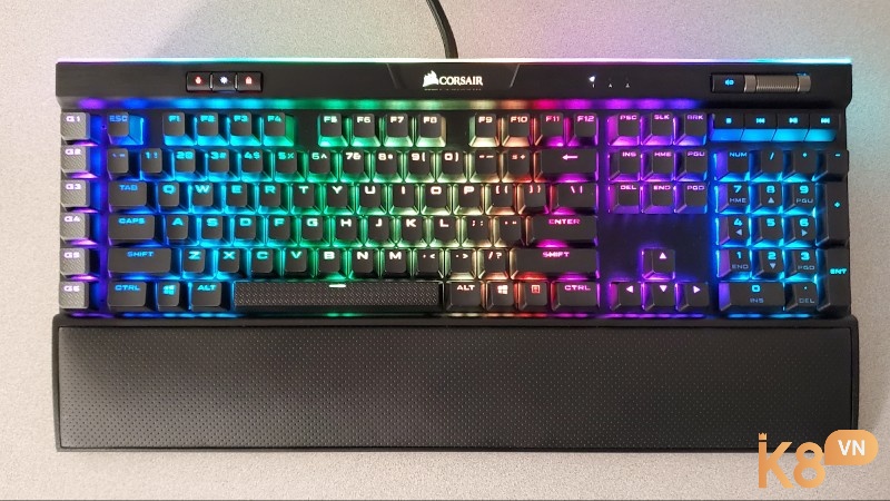 Corsair K95 RGB Platinum XT cao cấp với switch Cherry MX